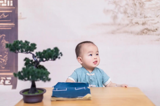 海拉尔怀孕肚子中间凹两边凸